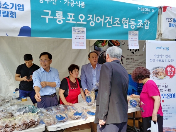 더불어민주당 허대만 경북도당 위원장이 구룡포 건오징어 판매에 팔을 걷고 나섰다. (사진설명=더불어민주당 경북도당)