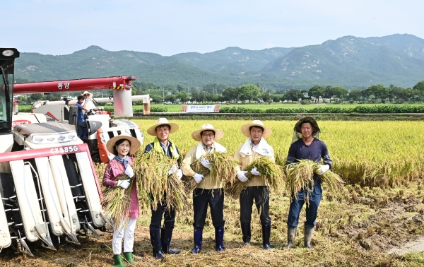 경주시는 23일 특수미쌀작목반과 함께 탑동 구본철 회원농가에서 벼 베기 행사를 가졌다고 밝혔다. (사진제공=경주시)