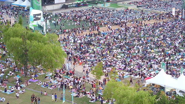 송도맥주축제에 운집한 관객 모습. 조직위원회 측에 따르면, 3일 간 33만 명의 관객이 찾아 역대 최다 규모라고 말했다. 