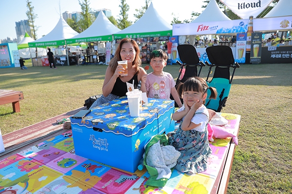 제 9회 2019 송도맥주축제에서 가족 관객들이 엘포인트에서 피크닉을 즐기고 있는 모습.