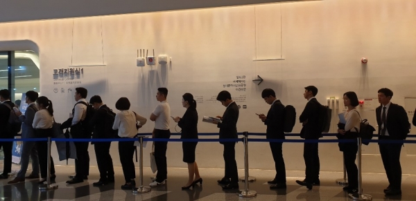 27일 서울 DDP에서 열린 '금융권 공동 채용박람회'에 참여한 취업준비생들이 면접 순서를 기다리고 있다. (사진=이정은 기자)