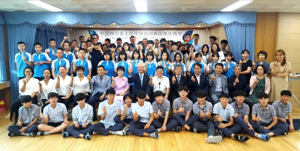 문경서중학교에서 단체기념촬영을 하고 있는 모습. (사진제공=경북문화관광공사)