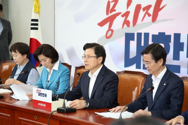 황교안 자유한국당 대표(오른쪽 두 번째)가 29일 국회에서 열린 최고위원회의에서 발언하고 있다. (사진= 원성훈 기자)