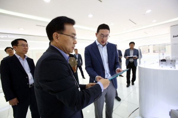 구광모(오른쪽) LG 회장이 LG화학 기술연구원을 찾아 김명환(가운데) LG화학 배터리연구소장으로부터 3세대 전기차용 배터리 개발 상황에 대해 설명을 듣고 있다. (사진제공=LG)