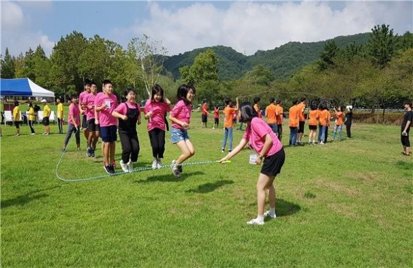 2018년 한국수자원공사 청소년 물환경교육 진행 중 야외 공동체 활동 모습. (사진제공=한국수자원공사)