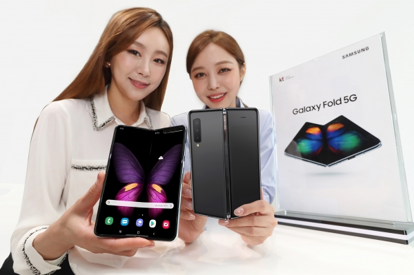 KT가 5일부터 KT 공식 온라인채널 'KT샵'에서 삼성전자 차세대 스마트폰 '갤럭시 폴드 5G'의 사전 예약을 시작한다. (사진제공=KT)