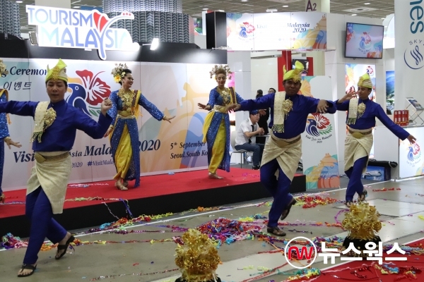 여행박람회에서 전통춤 공연이 진행되고 있다. (사진=김민정 기자)