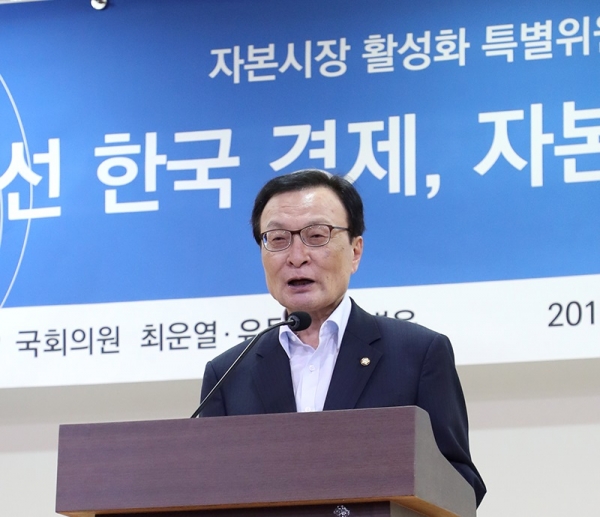 더불어민주당 이해찬 대표가 5일 '기로에 선 한국경제, 자본시장에서 길을 찾다' 심포지엄에서 발언하고 있다. (사진제공=더불어민주당)