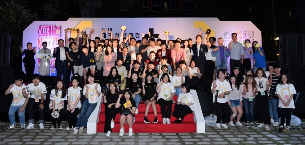 수창 청춘맨숀 일대에서 열린 '2019 대구 청년주간 개막식'에서 권영진 대구시장과 참석자들이 기념촬영을 하고 있다. (사진제공=대구시)