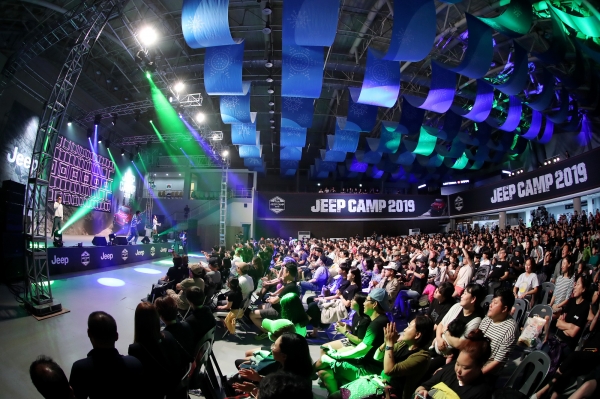 2019 지프캠프의 지프 스테이지에서 인기그룹 코요테가 공연하는 모습(사진=지프)