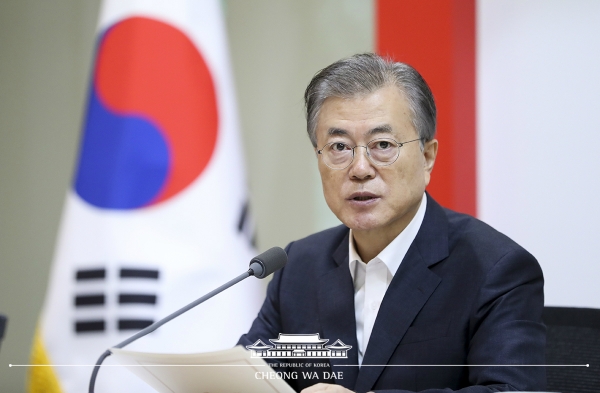 문재인 대통령이 10일 한국과학기술연구원(KIST)에서 열린 현장 국무회의를 주재하고 있다. (사진출처= 청와대 홈페이지)