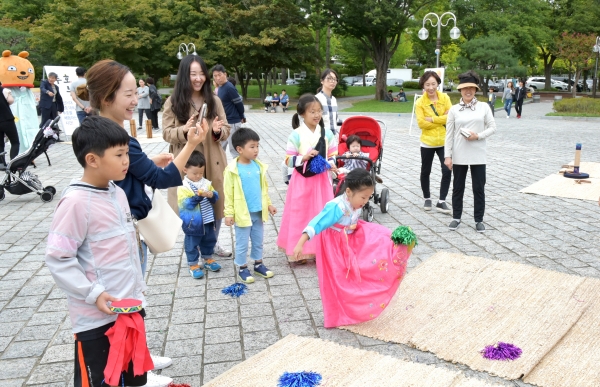 지난해 호반광장에서 한복을 입은 어린이들이 제기차기를 하고 있다. (사진제공=경북문화관광공사)