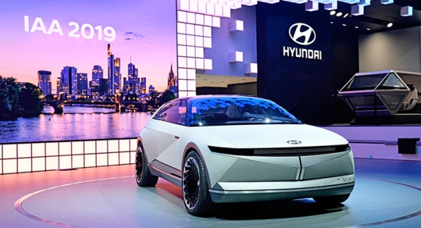 현대자동차의 ‘2019 프랑크푸르트 모터쇼’ 전시 공간과 EV 콘셉트카 45의 모습(사진=현대자동차)