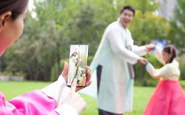 모델이 여의도공원에서 ‘Jump AR’ 앱을 통해 ‘자이언트 캣’을 즐기는 모습.