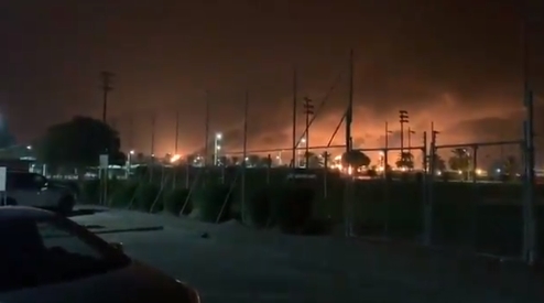 아람코 석유공장이 드론을 받아 화염에 휩싸여 있다. (사진제공=트위터 @AhmadAlgohbary 계정)