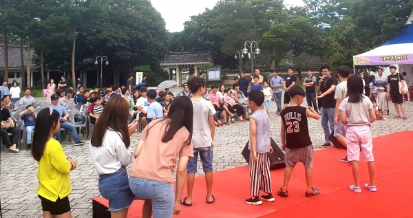 어린이들이 호반광장 마술공연에 참가하고 있다. (사진제공=경북문화관광공사)