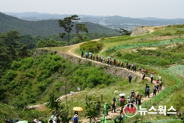 ‘경기옛길 같이걷기’ 프로그램 참가자들이 오산 삼남길 걷기행사를 하고 있다.(사진제공=경기도)