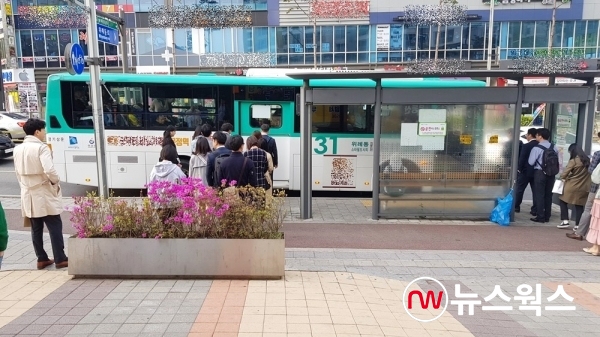 5월 1일부터 시내버스 31번이 잠실역 환승센터까지 운행한다. 시민들이 31번 버스를 기다리고 있다. (사진제공=하남시)