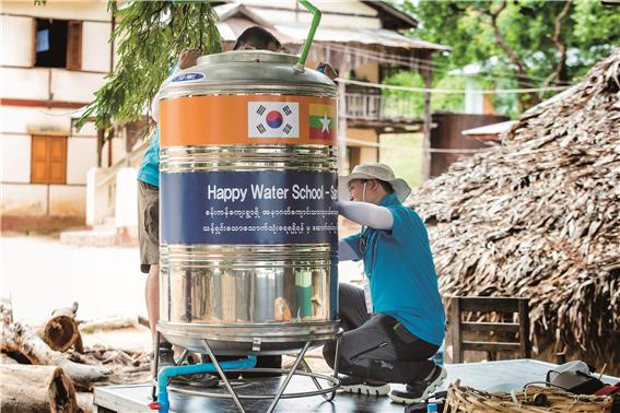 지난 2017년 미얀마 봉사단이 학교급수대용 물탱크를 설치하고 있다. (사진제공=한국수자원공사)