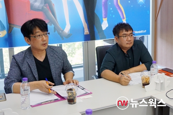 한영수(왼쪽) 퍼플오션 이사와 박성민 한빛소프트 게임사업팀 PM. (사진=박준영 기자)