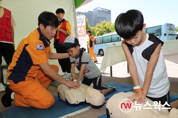 지난해 열린 시민안전체험 현장에서 아이들이 심폐소생술을 하고 있는 모습. (사진제공=군포시)
