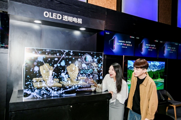 중국 베이징에서 열린 OLED 빅뱅 미디어 데이 행사에서 참석자들이 LG디스플레이의 55인치 투명 OLED 디스플레이를 관람하고 있다. (사진제공=LG디스플레이)