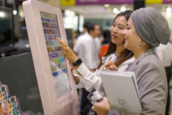 세계 최초 네일아트 자판기, 3분 만에 원하는 스타일링 '가능'