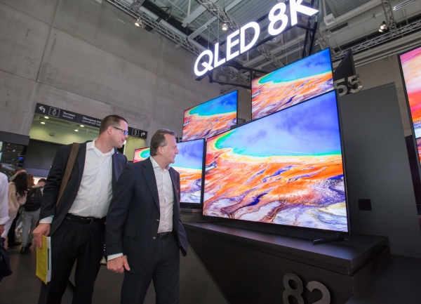 지난 9월 독일 베를린에서 열린 유럽최대 가전전시회 'IFA 2019'에서 관람객들이 삼성전자의 QLED 8K TV를 살펴보고 있다. (사진제공=삼성전자)