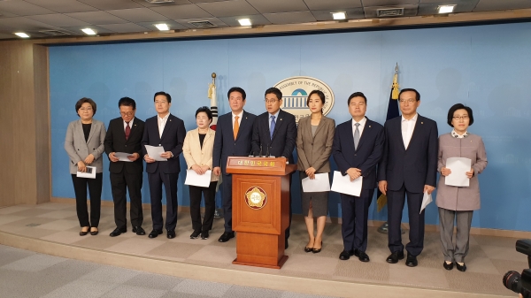 24일 바른미래당 김중로 의원(오른쪽 두 번째) 등 15명이 국회정론관 기자회견을 통해 '하태경 의원 징계 무효 성명서'를 발표하고 있다. (사진= 원성훈 기자)