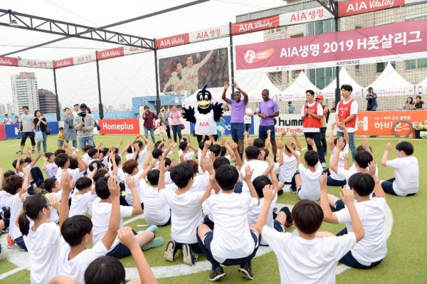25일 서울 동대문 AIA 바이탈리티 아레나에서 열린 'AIA 어린이 건강 축구 프로그램'에 참여한 어린이들이 토트넘 코치진들의 동작을 따라하고 있다. (사진=AIA생명)