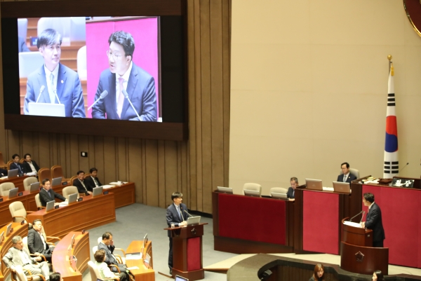 자유한국당 권성동(오른쪽) 의원이 26일 국회에서 열린 제371회국회 제2차 본회의 대정부질문에서 조국(왼쪽) 법무부 장관에게 질문하고 있다. (사진=원성훈기자)