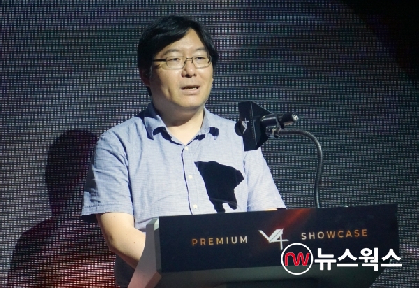 박용현 넷게임즈 대표가 V4 프리미엄 쇼케이스에서 환영사를 하고 있다. (사진=박준영 기자)