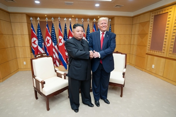 지난 6월 30일 판문점 회동에서 김정은(왼쪽) 북한 국무위원장과 미국 트럼프 대통령이 악수하고 있다. (사진=백악관 홈페이지)