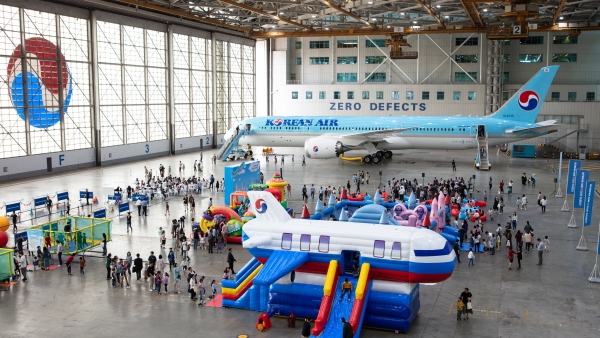 대한항공은 서울 공항동 본사 격납고에서 지난 20일 패밀리데이 행사를 개최해 직원 자년들과 함께 즐거운 한때를 가졌다. (사진제공=대한항공)