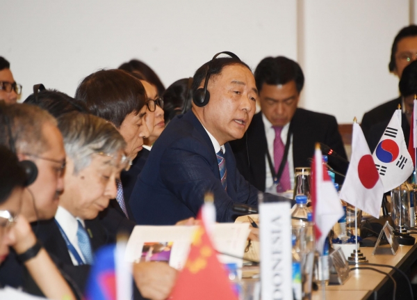 홍남기 부총리가 지난 5월 2일(현지시간) 피지 난디 쉐라톤호텔에서 열린 ASEAN+3 재무장관회의에서 발언하고 있다. (사진=기획재정부)