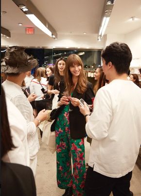 'K뷰티 인 뉴욕' 행사에서 현지 소비자가 국내 화장품 기업 담당자와 이야기를 나누고 있다. (사진 제공=코트라)