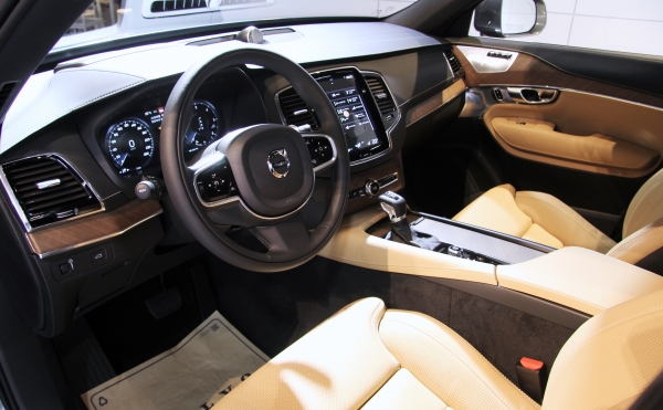 볼보의 스웨디시 럭셔리를 담고 있는 신형 XC90 실내, 운전자를 기준으로 안전한 주행이 가능하도록 배치되어 있다. (사진=손진석 기자)