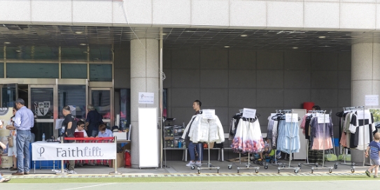 서울외국인학교 인터내셔널 페어에 페이스릴리 코리아 트렁크쇼 후원 바자회가 열렸다. (사진제공=페이게이트)