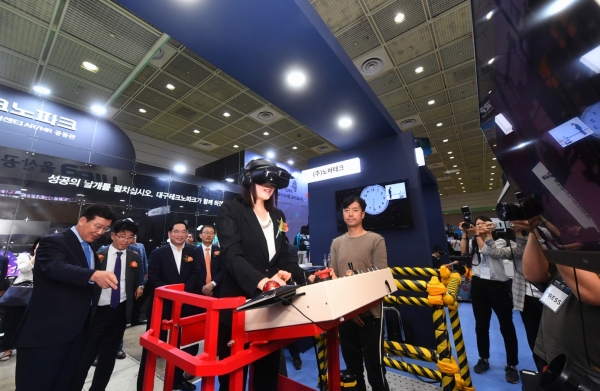 '코리아 VR 페스티벌 2019'에서 참석자들이 고소작업차 운전 및 조작을 위한 VR 훈련 시뮬레이터를 시연하고 있다. (사진제공=과기정통부)