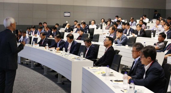 LG이노텍 협력사 대표와 임원들이 지난 1일 서울시 마곡 LG사이언스파크 통합지원센터에서 열린 ‘2019 동반성장 아카데미’에 참석해 최신 기술 트렌드 강연을 듣고 있다. (사진제공=LG이노텍)