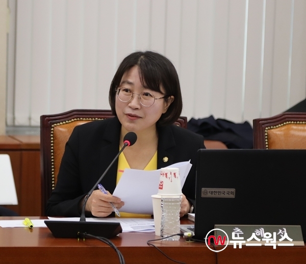 정의당 추혜선 의원이 2일 열린 정무위원회 국정감사에서 질의를 하고 있다. (사진=왕진화 기자)