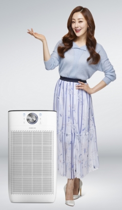 청호나이스 모델 오나라가 공기청정기 '블루엠'을 소개하고 있다. (사진제공=청호나이스)