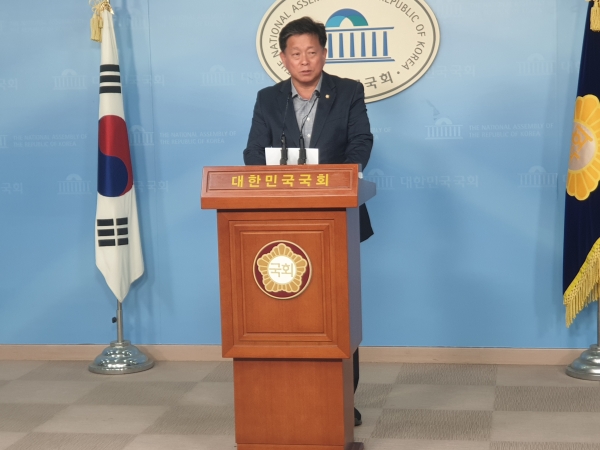 자유한국당 김명연 의원이 4일 국회정론관에서 기자회견을 열고있다. (사진= 원성훈 기자)