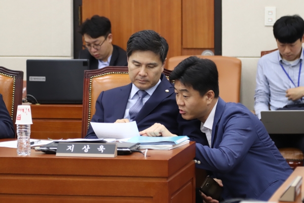 지상욱 의원이 지난 2일 국회에서 진행된 국정감사에서 보좌관과 함께 자료를 확인하고 있다. (사진=왕진화 기자)
