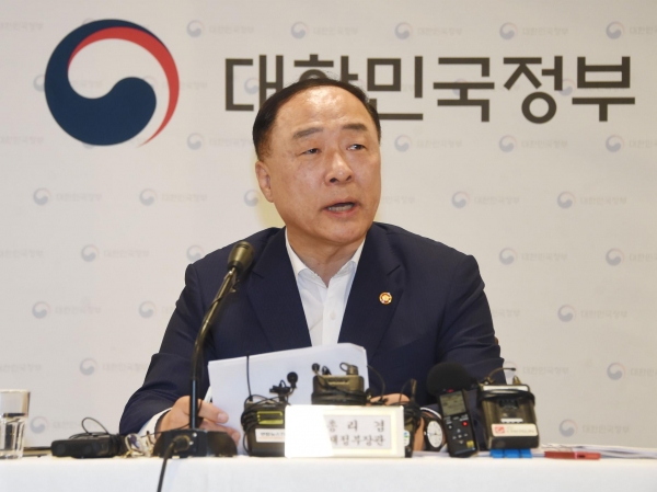 홍남기 부총리가 지난 3일 한국수출입은행에서 '2019 하반기 경제정책방향'에 대한 브리핑을 진행하고 있다. (사진=기획재정부)