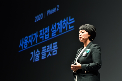 한성숙 네이버 대표가 8일 오후 서울 강남구 그랜드인터컨티넨탈호텔에서 열린 '네이버 커넥트2020'에서 기조연설하고 있다. (사진제공=네이버)