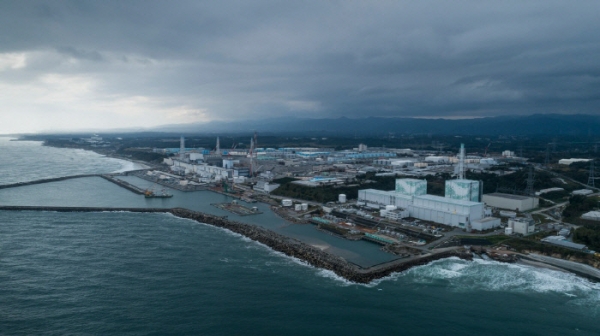 그린피스에서 지난해 10월17일 공중 촬영한 후쿠시마 원전의 모습. 사진 뒤쪽으로 푸른색 구조물처럼 보이는 방사성 오염수 저장탱크 944개가 줄지어 늘어서 있다. (사진=그린피스 제공)