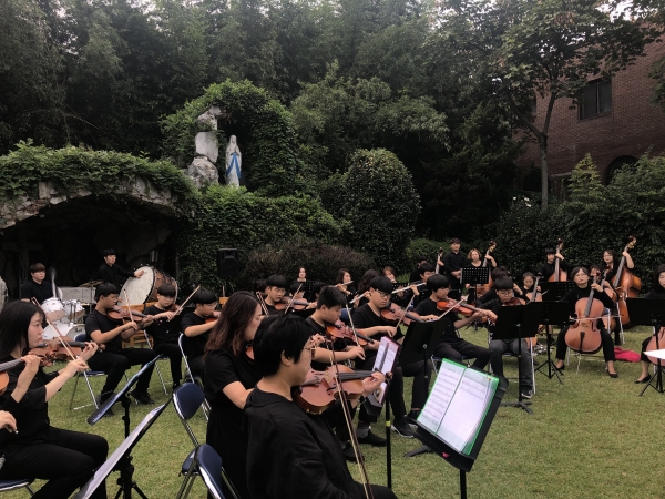 순심중 예술 동아리 학생들은 지역의 경북도 문화 유적지인 가실 성당에서 가을 음악회에 참가 했다.(사진제공=칠곡교육청)