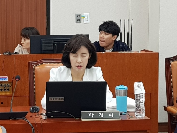 더불어민주당 박경미 의원이 국회 교육위원회에서 질의를 준비하고 있다. (사진= 전현건 기자)