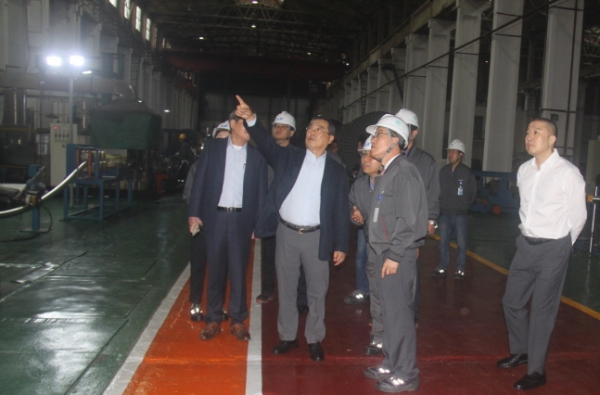 구자열(가운데) LS그룹 회장이 중국 후베이성 이창시에 위치한 홍치전선에서 산업용 특수 케이블 생산라인을 둘러보고 있다. (사진제공=LS그룹)
